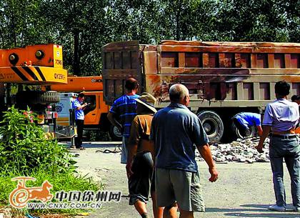 工程車一側血跡斑斑