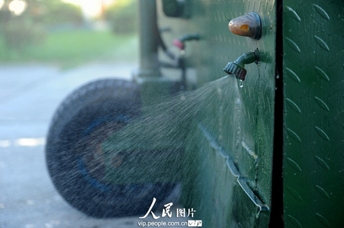 自制保潔車擁有自動清掃和灑水功能