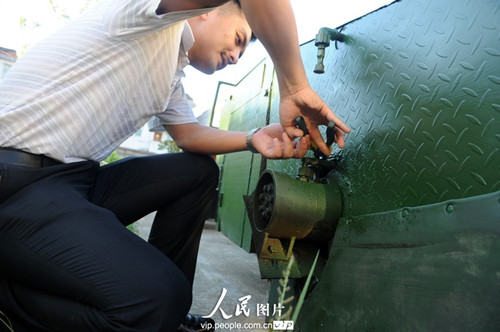 王國鋒在關閉保潔車上的水閘