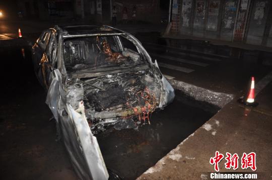 轎車起火后車禍現場圖片