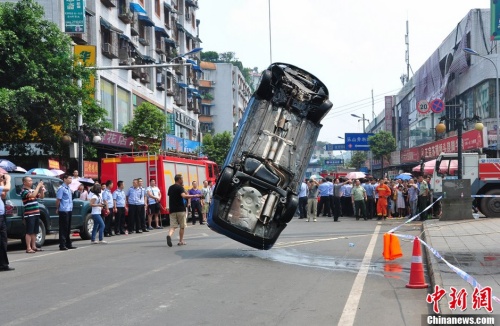 轎車無故墜橋司機失蹤
