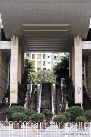 事發小區的大門