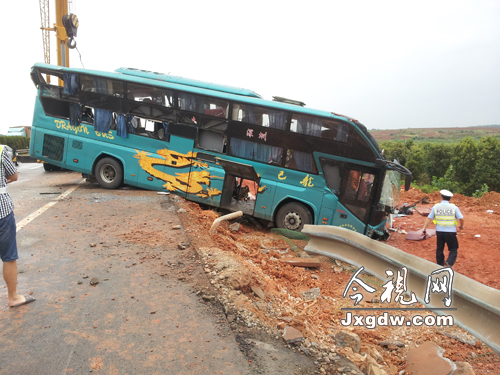 滬昆高速昌樟車禍現(xiàn)場(chǎng)圖片