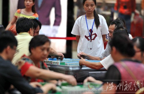 員工工作服也做成麻將圖形