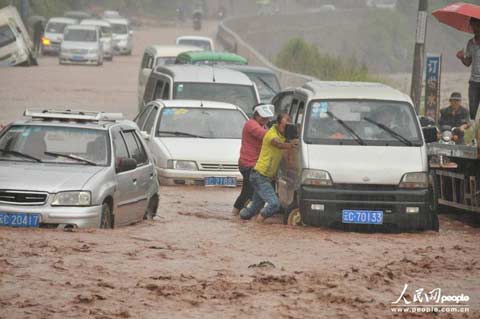 彝良泥石流 暴雨引發彝良現泥石流車輛被困