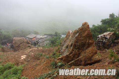 廣西那坡山體滑坡 巨石砸中民房1人當(dāng)場(chǎng)死亡
