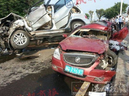 宜賓發(fā)生車禍現(xiàn)場圖片