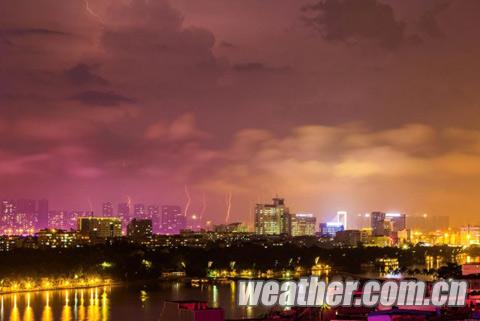 南寧暴雨來襲市區(qū)積水嚴(yán)重 學(xué)生騎電車涉水觸電身亡