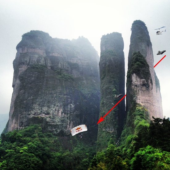 美國翼裝飛行大師杰布成功挑戰飛躍江郎山一線天