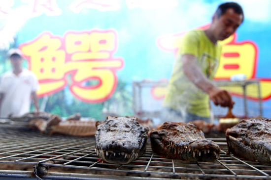 廣西南寧美食節生烤鱷魚