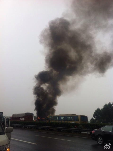 成雅高速公路客車起火