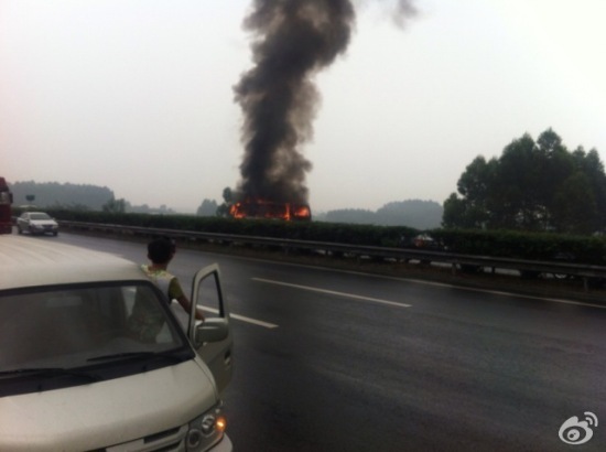 成雅高速公路客車起火
