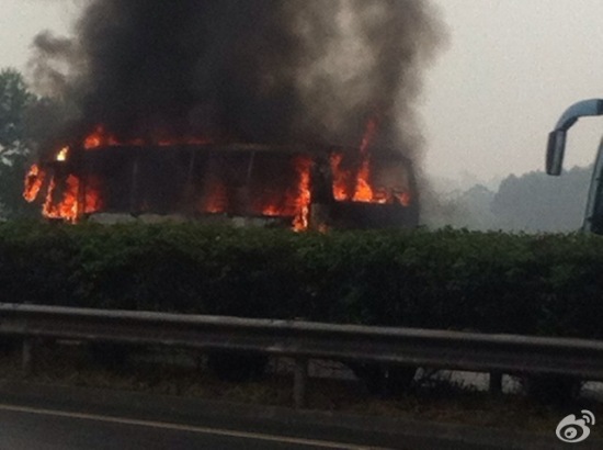 成雅高速公路客車起火