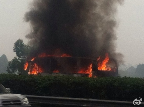 成雅高速公路客車起火