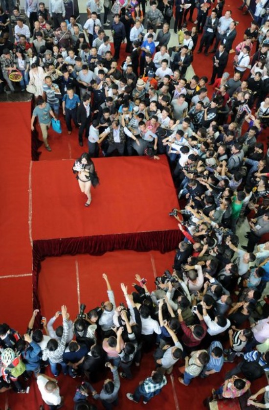 莫露露亮相九江車展表演水果人體宴