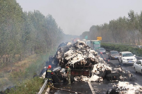 河南許昌村民冒火哄搶棉花