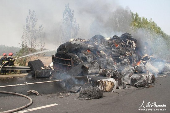 河南許昌村民冒火哄搶棉花