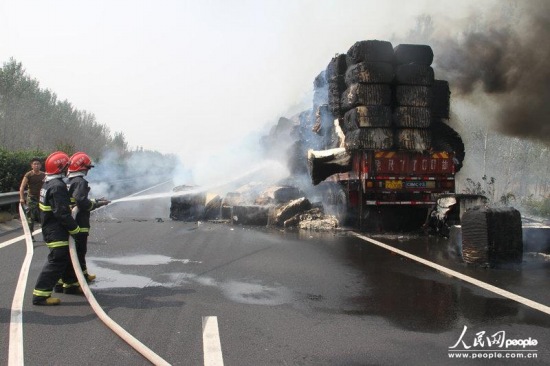 河南許昌村民冒火哄搶棉花