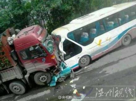 貨車與客車相撞司機受傷