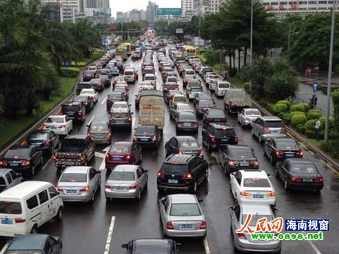 海南中秋節遇暴雨 道路擁堵菜價上漲