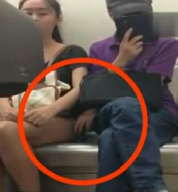 地鐵遇見猥瑣男 成都地鐵上猥瑣男摸美女大腿被抽