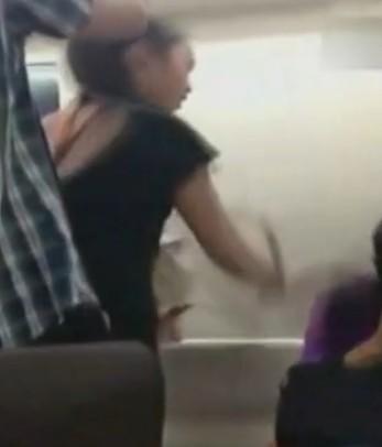 地鐵遇見猥瑣男 成都地鐵上猥瑣男摸美女大腿被抽