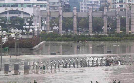 汕頭海濱路海水倒灌 天兔帶來大暴雨讓汕頭地區變成澤國