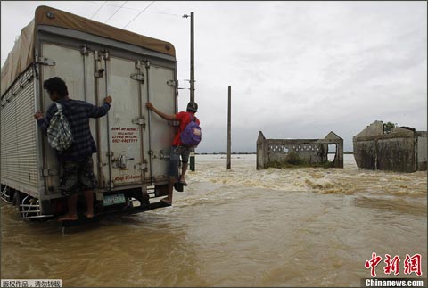 “百合”吹襲菲律賓釀洪災(zāi) 造成至少8人死亡 