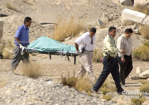 8汽車拋錨40人渴死沙漠