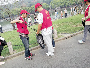 景區不文明現象之西湖煙蒂