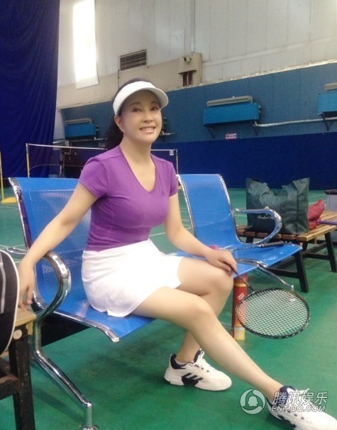 劉曉慶素顏打羽毛球