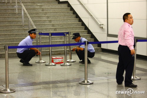 西安地鐵站因一盒蛋糕引虛驚 出入口臨時關(guān)閉