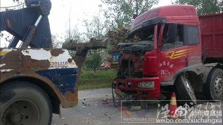 大貨車車頭車禍后嚴重變形