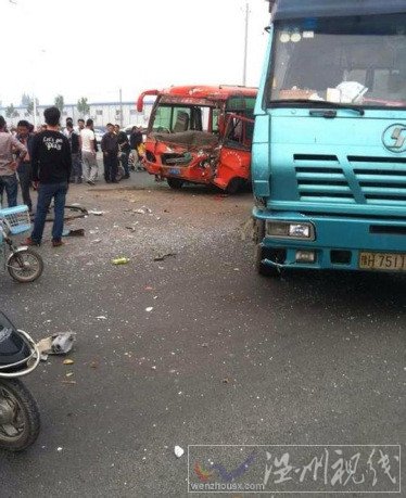 河南獲嘉縣客車與貨車發(fā)生車禍