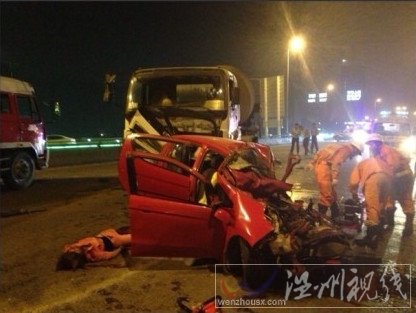 東三環半坡立交嚴重車禍現場