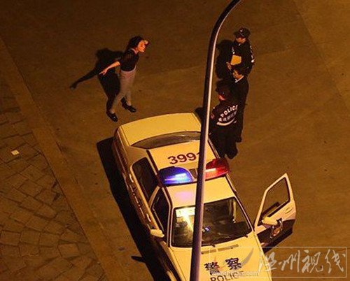 女漢子在向警方說明情況