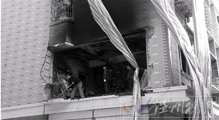 房間外墻完全被熏黑