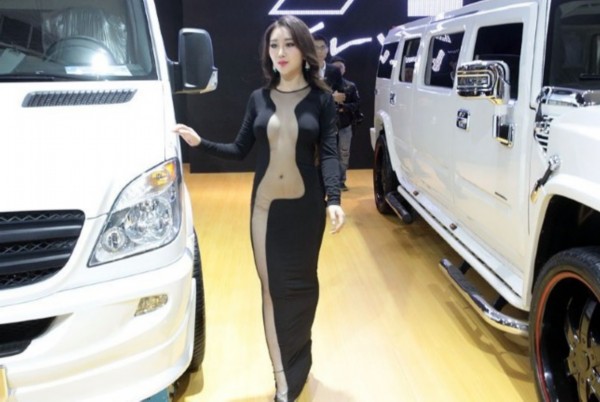鄒晶晶車展真空上陣