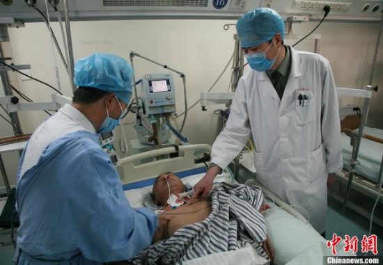 湖州星匯半島跳樓女獲救,湖州保安李迎福徒手接人受傷致高位截癱。