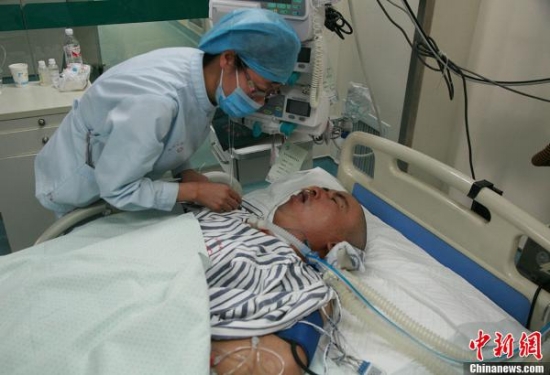 湖州星匯半島跳樓女獲救,湖州保安李迎福徒手接人受傷致高位截癱。