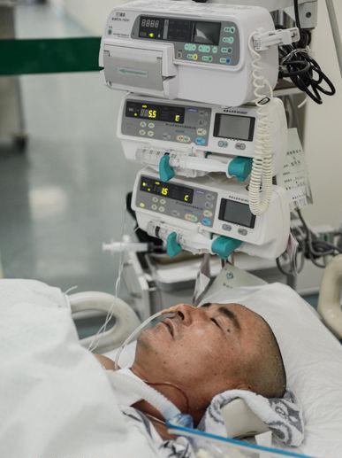 湖州星匯半島跳樓女獲救,湖州保安李迎福徒手接人受傷致高位截癱。