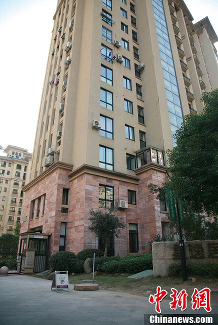 湖州星匯半島跳樓女獲救,湖州保安李迎福徒手接人受傷致高位截癱。