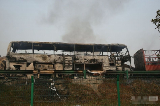 滬陜高速車禍現場圖片