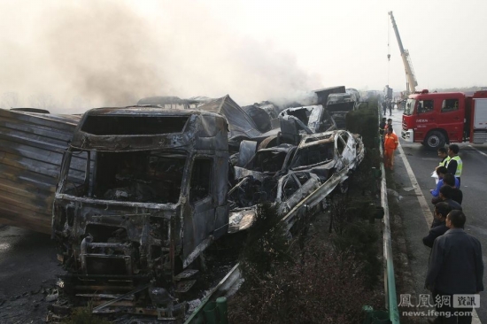滬陜高速車禍現場圖片