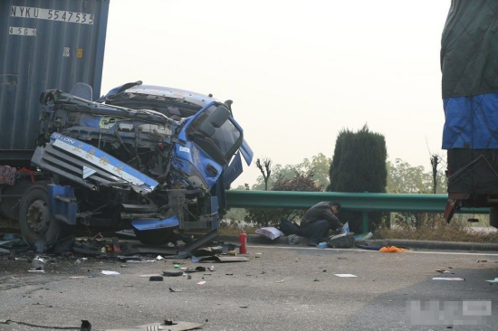 滬陜高速車禍現場圖片