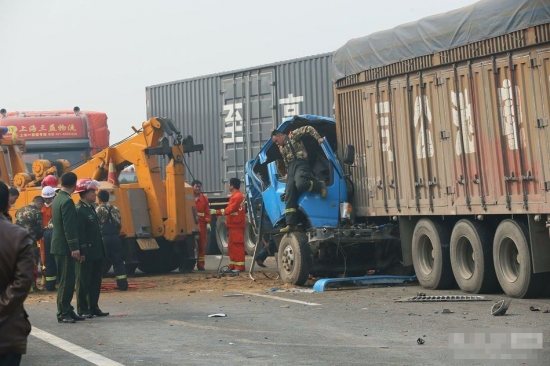 滬陜高速車禍現場圖片