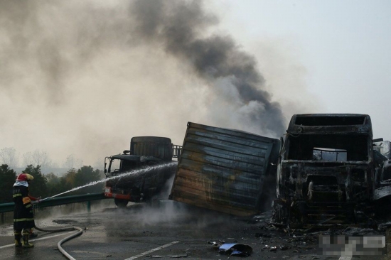 滬陜高速車禍現場圖片
