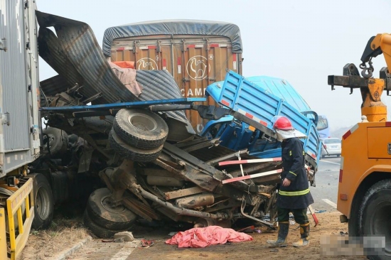 滬陜高速車禍現場圖片