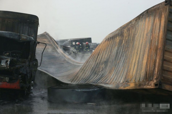 滬陜高速車禍現場圖片