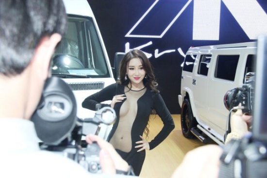 鄒晶晶車展真空上陣